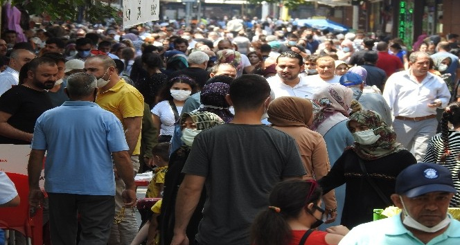 Caddeler doldu taştı, vakalar artışa geçti